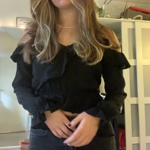 blus - säljer denna supersöta blus från h&m köpt för nått år sen!! säljs då den tyvärr är lite liten för mig! frakten är inräknad i priset🖤🖤