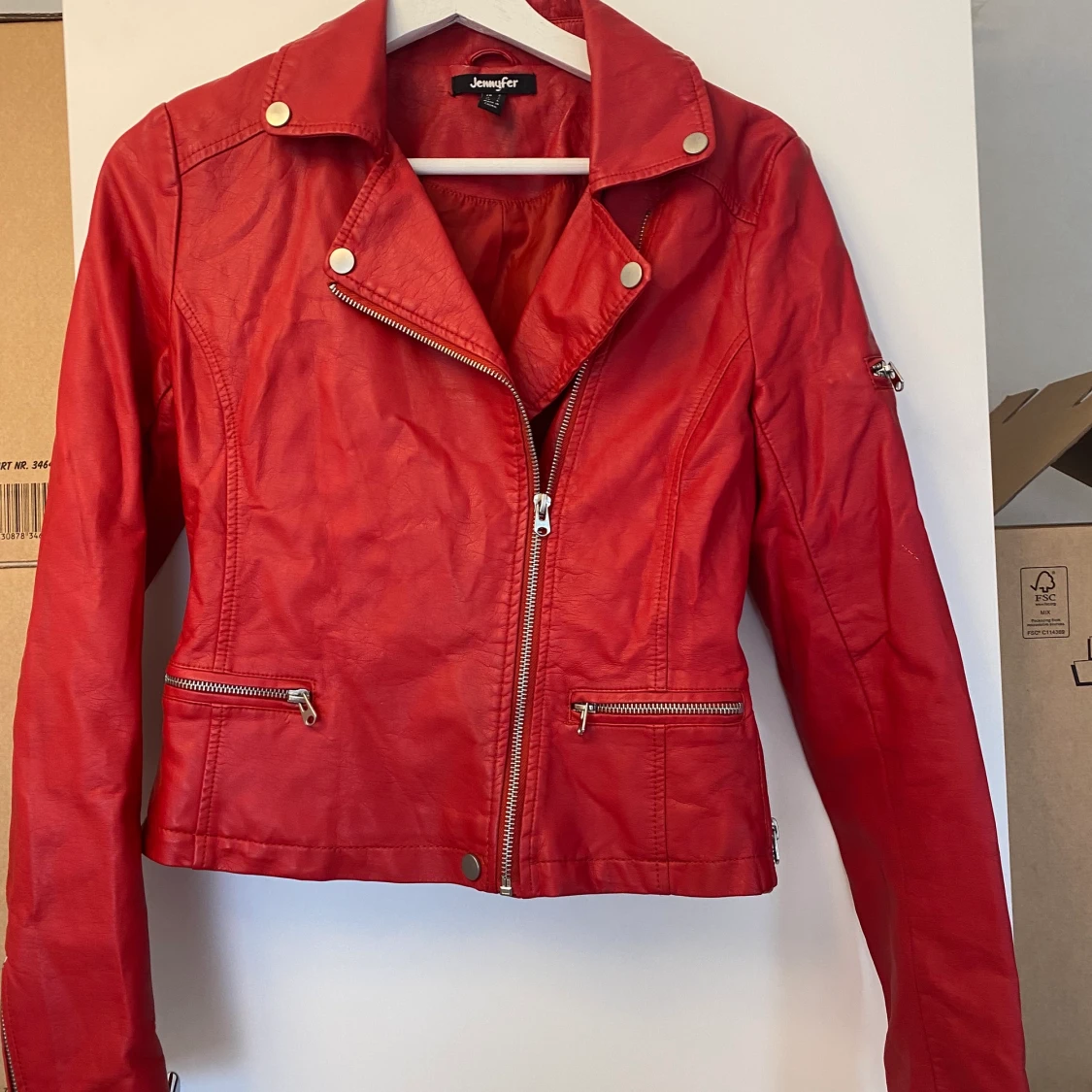 Röd skinnjacka