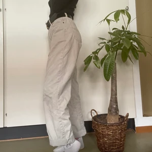 Beige byxor - Ett par ljus beige byxor som har jeans liknande tyg och hög midja. Ger dig en väldigt fin rumpa och är lösa kring benen. Är dessvärre för stora för mig så måste hitta ett nytt hem