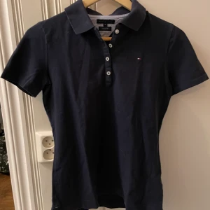 Tommy Hilfiger piké  - Säljer min piké från Tommy Hilfiger som blivit för liten