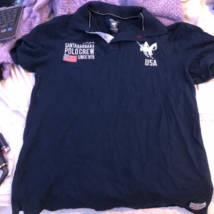 Polo skjorta  - En polo skjorta som är jätte snygg i storlek S :)