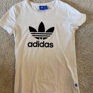 Adidas tshirt  - En t-shirt från adidas i vit. Den är stretchigt material och väldigt skön. Storlek S. Knappt använd