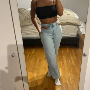 Jeans - Trendiga jeans med hål i midjan från weekday🤍  
