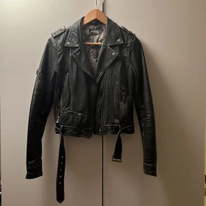 Skinnjacka Jofama by Kenza - Skinnjacka i bra kvalitet. Använd sparsamt. Finns tillhörande fuskpäls till kragen. 