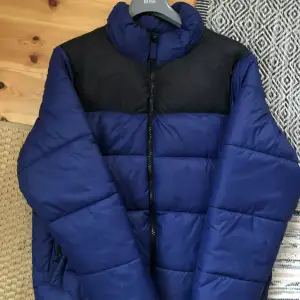 Säljer denna jacka från pull and bear. Perfekt för höst tidig vinter och vår. Storlek L. Meetup älvsjö annars köpare betalar frakt