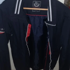 Jacka - Jacka i bra skick som då inte används längre. Strl S/M. Ge bud så kan vi diskutera om priset! Bara att be om fler bilder om det önskas!