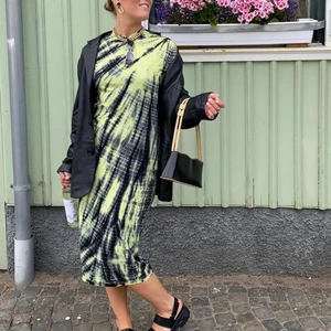 Klänning  - Säljer min fantastiska spräckliga klänning som inte längre kommer till användning! Otroligt sparsamt använd, bara några få gånger så i bra kvalite! Köpt på weekday för något år sedan 🌟 