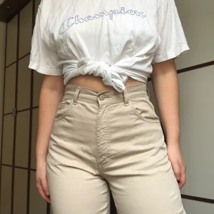 Beiga byxor i strl M  - Jag säljer mina snygga beiga byxor 🤎🤎 De sitter så bra och är otroligt sköna. Byxorna är en strl M! Kolla in mina andra auktioner också! 