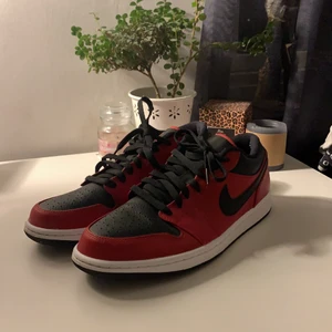 Nike air Jordan 1 low  - Jordan 1’s i väldigt bra skick, endast använda två gånger. Storlek 44. Skokartongen finns också kvar.