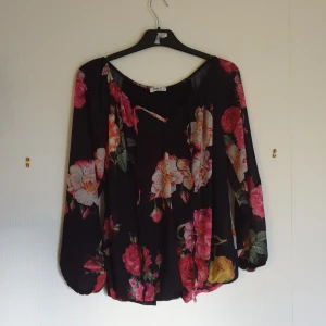 Blus - Fin blommig blus