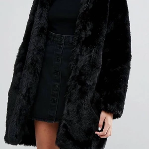 Faux fur jacka Monki XS / S - Superfin populär svart jacka/kappa i fuskpäls från Monki! Kappan har hög krage och luva för att skydda extra väl mot kylan!  Kappan är inköpt för ett par år sedan men är i superfint skick.   Perfekt till både höst och vinter!  Jackan är i storlek XS men passar även S. Nypris: 900kr. Skriv meddelande för egna bilder 🖤