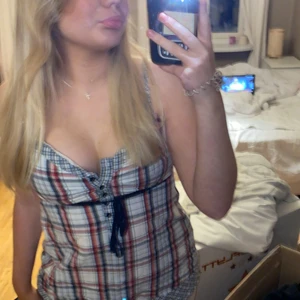 Linne - Superfint och gulligt linne i storlek M. Är i ett rejält skjortmaterial från märket Bondelid. Köpt för flera år sedan men svin snyggt till lågmidjade jeans bland annat. Pris förslag = kontakta mig! 🧚🏼🧚🏼