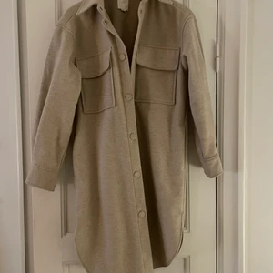 Skjortjacka beige - knappt använd  - Knappt använd beige skjortjacka lång. Bra skick! Knappt använd. Storlek XS men är oversizad så inte så liten som det låter. Från H&M. 