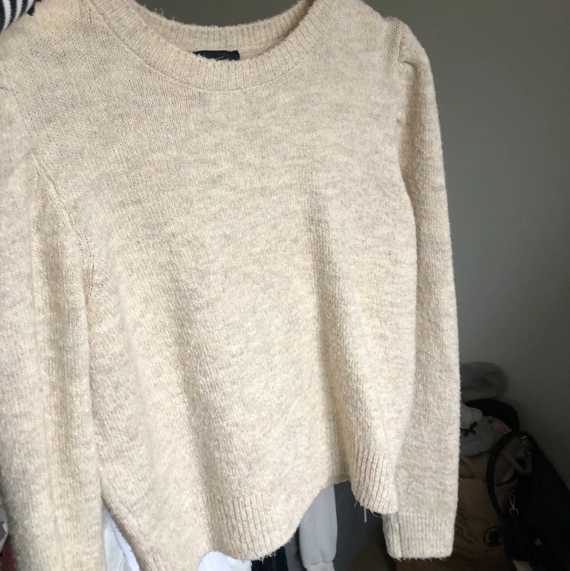 BEIGE STICKAD TRÖJA 