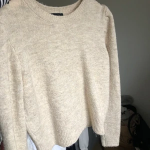 BEIGE STICKAD TRÖJA  - Lägger upp igen då förra köparen drog sig ut.          Skön och mysig stickad tröja med en liten puffärm i storlek medium från New Look. Väldigt sparsamt använd. Kan mötas upp i Göteborg, annars står köparen för frakten💙