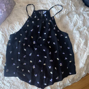 Linne - Säljer nu mitt fina linne från h&m. Säljer då det aldrig kommer till användning, köparen står för frakt💞💞💞💞använt Max 2 gånger i stl 34/s