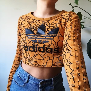 Adidas croptop - Superfin adidaströja som tyvärr ej används längre. Skönt material och i bra skick! 