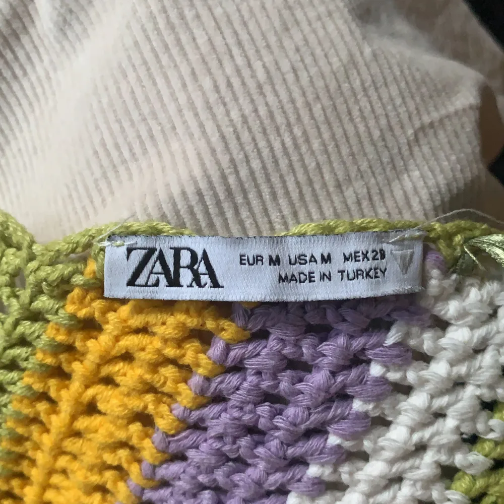 knyt linne från Zara som jag bara använt 2 gånger🥰 storlek medium men passar mig som är xs/s vanligtvis. storleken är justerbar eftersom man knyter den. köpt för 159kr. Yläosat.