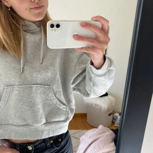& other stories hoodie - Skit snygg croppad hoodie köpt i as skönt material. Använd fåtal gånger! Köpt för 600kr. Skriv för fler bilder/frågor 🌟