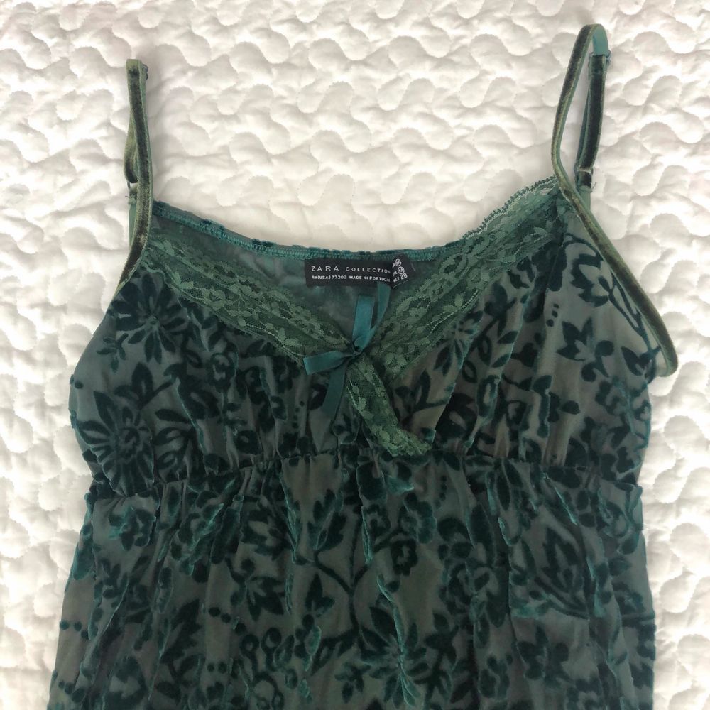 Grön mesh topp från zara med söta detaljer, storlek m (stretchig så passar xs-m). 150kr + frakt 🌜. Toppar.