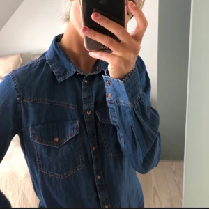 Zara denim skjorte - Sej cowboy agtig denim skjorte fra zara i str. small ❤️