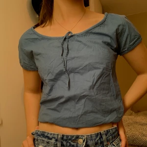 Blågrå tshirt från indiska  - Blågrå t-shirt från indiska på tidigt 2000-tal