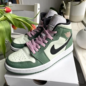 Jordan 1 Mid Dutch Green Storlek 38,5 - Säljer min flickväns Jordans då hon ej använder de längre, de är i använt skick men ser ändå mycket fräscha ut! De är storlek 38,5 och kvittot finns kvar till de. Originallådan ingår också. Hör av dig om du har frågor eller vill ha fler bilder