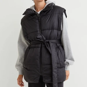 Dunväst - Dunväst från HM i strl M. Helt oanvänd. Skulle säga att den är lite stor i storleken/oversize-modell. 