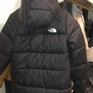 The North Face, damjacka strl. M - Fin oanvänd jacka, storlek M. Nypris 2499:-….finns centralt i Norrköping. 