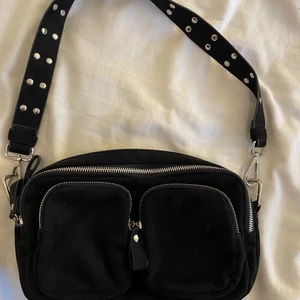 Svart Axel väska från Gina tricot - Jättesnygg svart väska från Gina tricot använd fåtal gånger och i fint skick! ❤️ den finns inte att köpa längre och nypris är 399kr☺️ bud just nu: 260kr