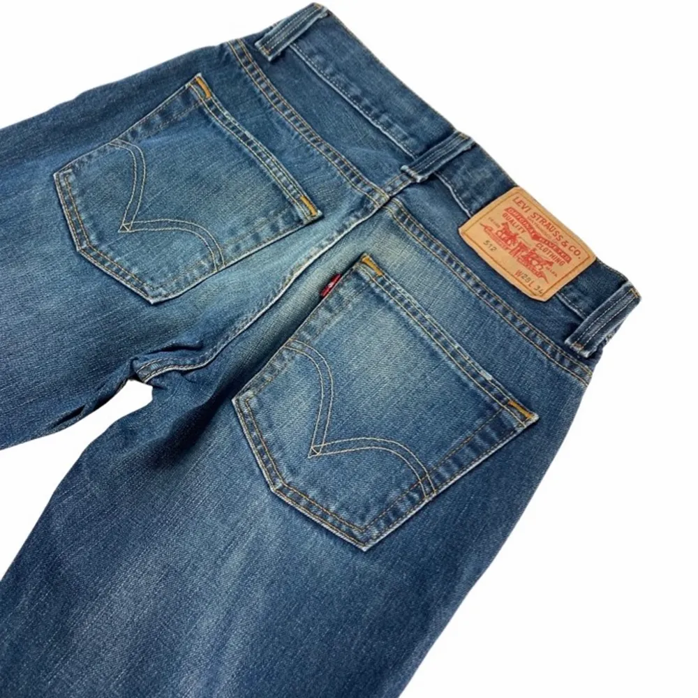 STORLEK: 28/34 | Midjemått: 33cm | Innerbenslängd: 67cm | Fit: bootcut| Modell: 512 |  🔮ERBJUDER ALLTID SAMFRAKT OCH MÄNGDRABATT. PS! ALLA PRISER ÄR FÖRHANDLINGSBARA🔮. Jeans & Byxor.