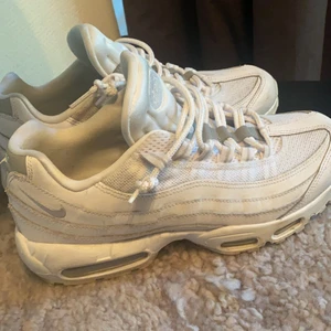 Nike - Nike air Max storlek 42,5    Lite skitiga men de är i övrigt sätt bra skick.     Köpta för runt 2000 