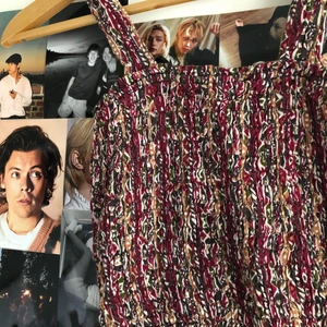 Coolt linne i S - Super coolt linne i S som tyvärr aldrig kommit till användning. Vet ej vilket märke linnet är ifrån. Buda vid intresse <3