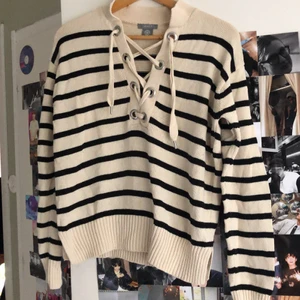 Kofta med snören - Bekväm och mysig tröja i S men sitter som M skulle jag säga. Tröjan har en liten slits på sidan också. Säg till om du är intresserad <3