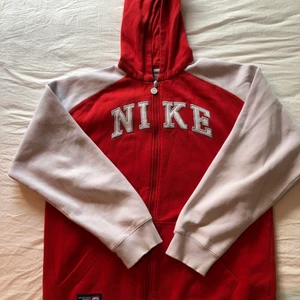 Vintage Nike ziphoodie - Budgivning på Vintage Nike ziphoodie i bra skick köpt för ca ett år sedan. Ganska stor i storleken och passar på alla som har strl xs-m beroende på hur man vill att den ska sitta på.                              KÖP DIREKT för 560! Annars buda. 