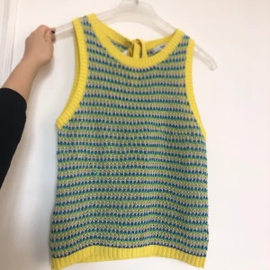 topp från mango strl S - stickad sommartopp från mango i storlek S. stretchigt/elastiskt material så den passar även storlek M (36/38). MÖTS ENDAST UPP (stockholm). 👾