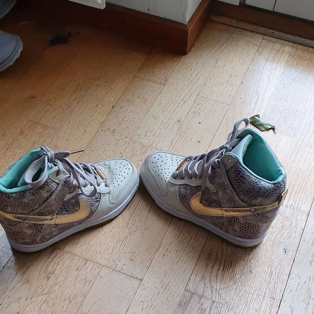 Säljer min söt trending Nike womens dunk skor som är I mycket bra skick och utsåld. passar 35.5_36. Köpte de I sekond hand och trodde att de kommer att passar mig mig som har 37 men de passar inte. De är bekväm och läst att gå med.Finns fler bilder och bud I kommenterna. Först Bolden är exakt.. Kengät.