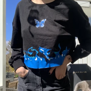 Croppad sweatshirt  - Har bestämt mig för att sälja min så gulliga croppad sweatshirt med ett fjärilsprint! Materialet är så mjukt och den är inte för varm, så den passar perfekt till sommaren! Storlek S, men den passar XS-L💫 Hör av er om ni undrar något💘🌈⚡️