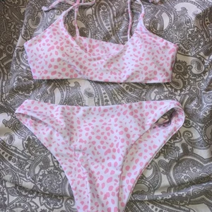 Jätte söt bikini - En vit bikini med rosa detaljer. Bikiniöverdelen var för liten för mig därför jag säljer den. ❌Har testat trosorna över ett par andra trosor❌