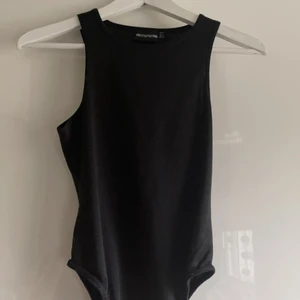 Svart body med brottarygg från PRETTY LITTLE THING - En svart body från PLL med brottarrygg