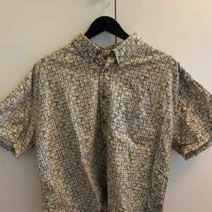 Skjorta  - Säljer denna dina skjorta i T-shirt form från märket Natural Issue. Står tyvärr inte storlek i men skulle gissa på xl-xxl🌞 Passar dock vilken storlek som helst beroende på hur man vill att den ska sitta!!