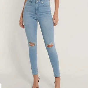 Snygga jeans - Säljer dessa snygga o sköna jeans! Storlek S, ändast testade så i nyskick, högmidjade och i stretchigt och skönt material, hör av er vid intresse eller frågor!💓