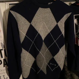 Rutig stickad kofta trendig - Rutig tröja, jättefin och trendig men tyvärr för liten för mig. Skulle vara jättefin till kjol nu i vår tex. Pris kan diskuteras!