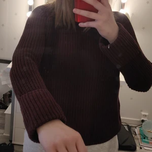 Vinröd stickad - Vinröd stickad tröja. Ärmarna sydda så de ser uppvikta ut. Väldigt skön och sticks inte alls, då den är i acryl. Köpare står för frakt 💕