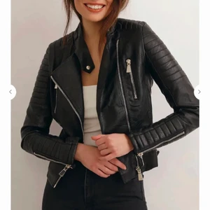 Chiquelle jacka - [Första två bilderna är lånade} Säljer min superfina läderjacka från chiquelle, har haft i något år nu, men tycker inte riktigt den passar mig, därför säljer jag 💕 Skriv privat för fler bilder på