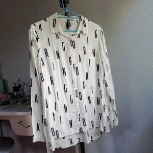 Mjuk skjorta med bokstäver  - Mysig skjorta från H&M som tyvärr inte längre kommer till användning. Den är helt vit även om färgerna i bilden skiftar! Är en 36a men går även på 38a.