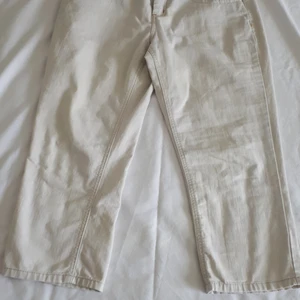 Vita byxor - Vita byxor från kappahl i storlek 44, dock små i storleken så skulle säga att det passar 40/42 igentligen. 