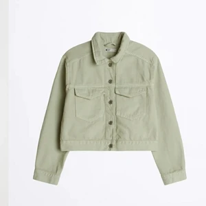 Grön manchesterjacka - säljer min fina mörkgröna manchesterjacka! den är samma modell som första bilden men i manchester och mörkgrön💚 storlek m, sitter jättefint oversized på mig som vanligtvis har s. pris 220 kr inkl frakt! 🌼