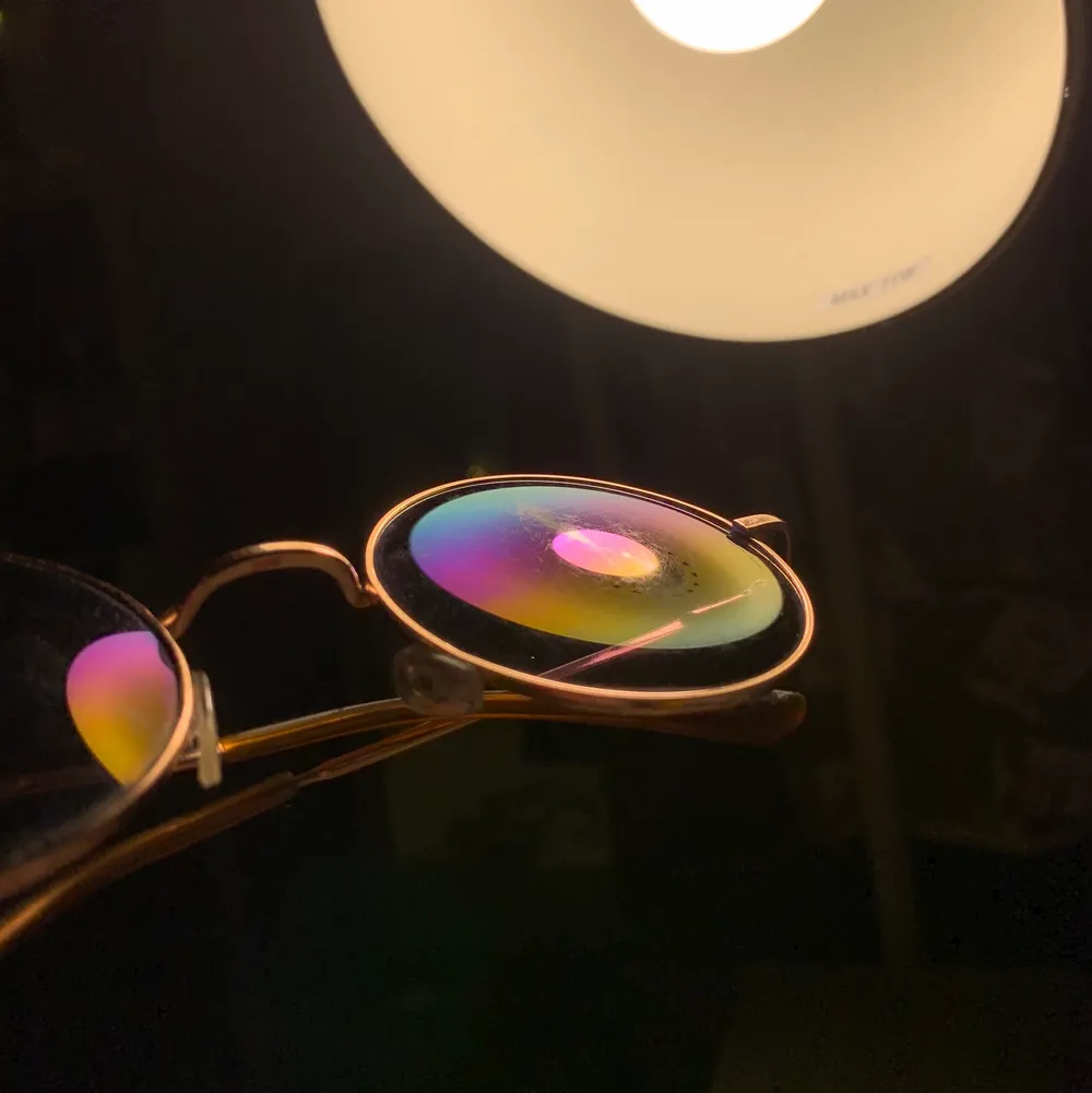 Guldiga solglasögon med regnbågsglas 🌈 Dom är använda så lite repiga, men det är inget man tänker på!. Accessoarer.