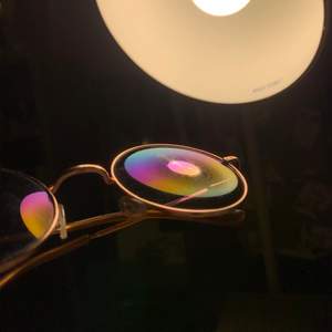 Guldiga solglasögon med regnbågsglas 🌈 Dom är använda så lite repiga, men det är inget man tänker på!